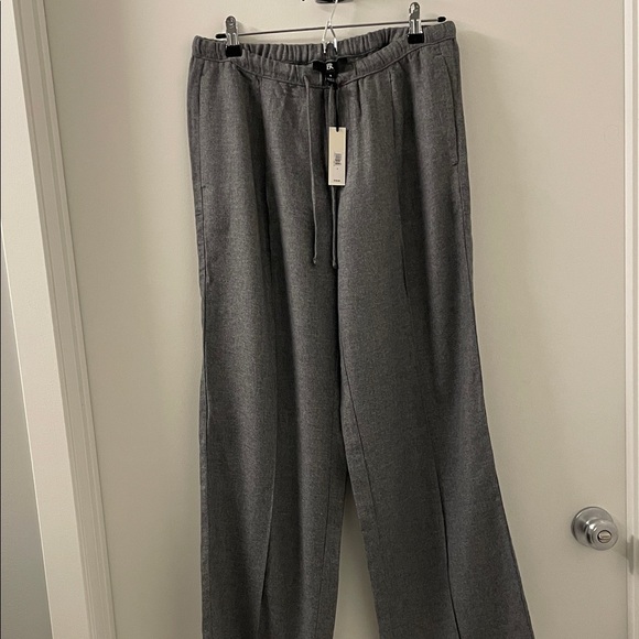 Banana Republic Gray Wide Leg lightweight Wool blend Pants. NWT!! - Picture 1 of 6